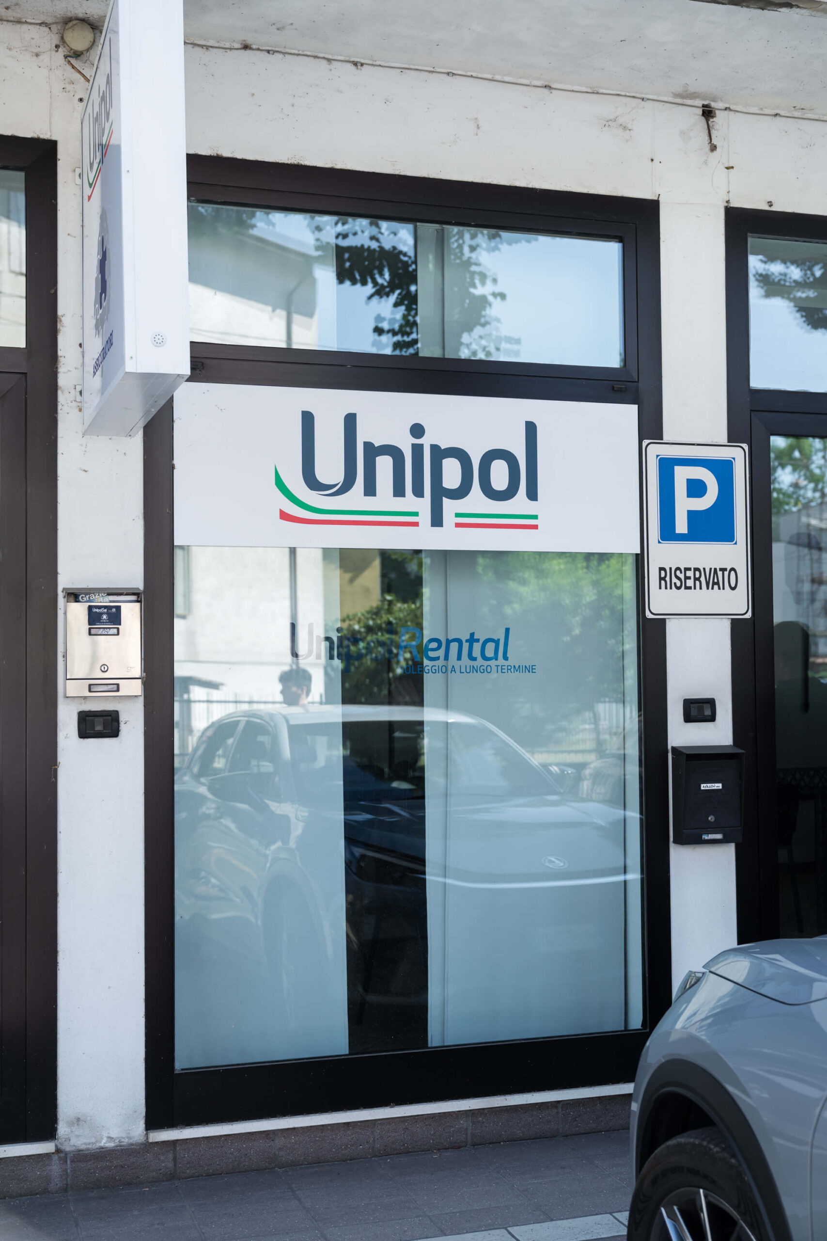 L'esterno dell'agenzia Unipol di Altavilla Vicentina