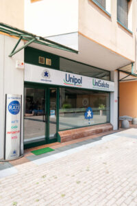 L'esterno dell'agenzia Unipol di Creazzo