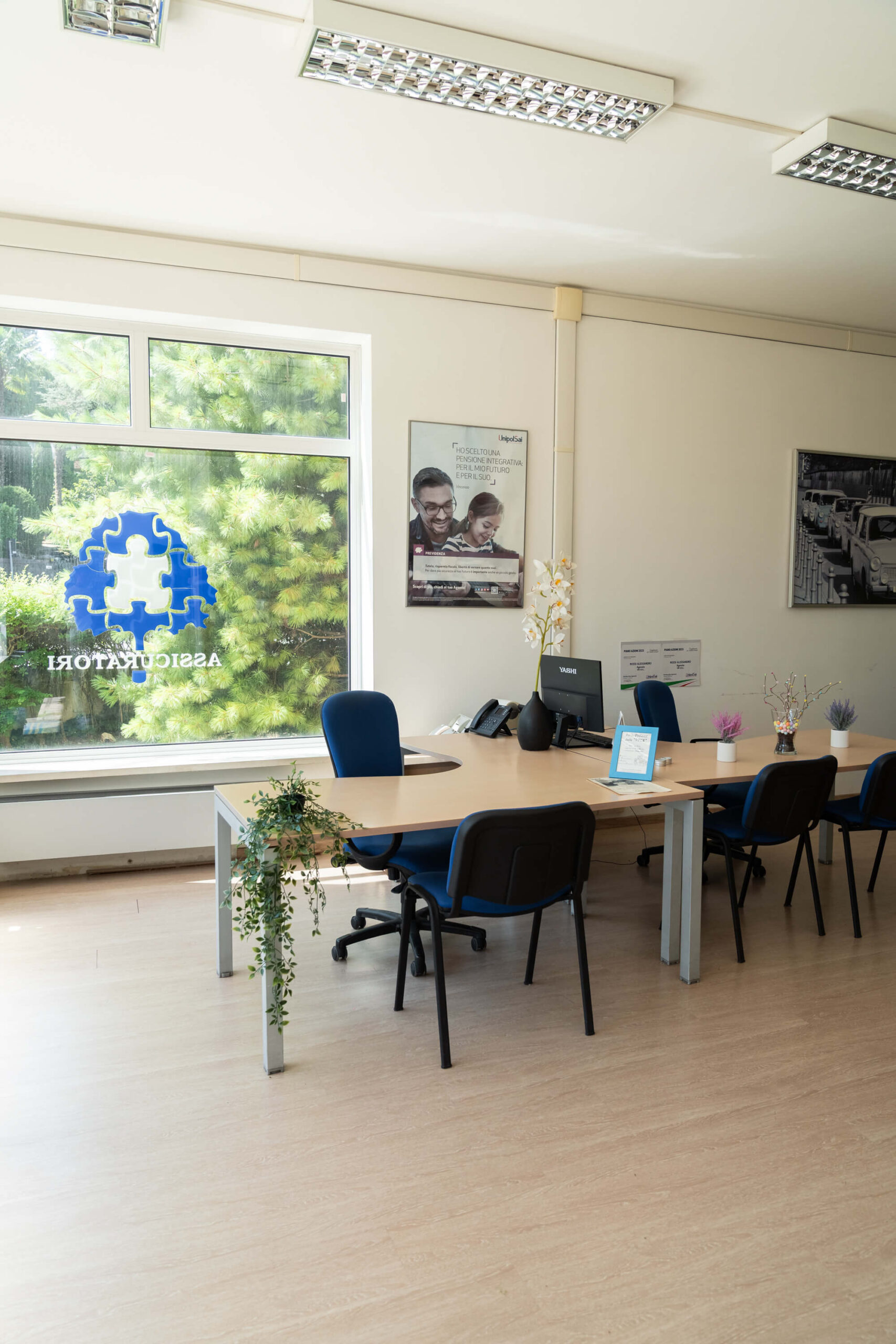 L'interno della Agenzia assicurativa Unipol di Vicenza