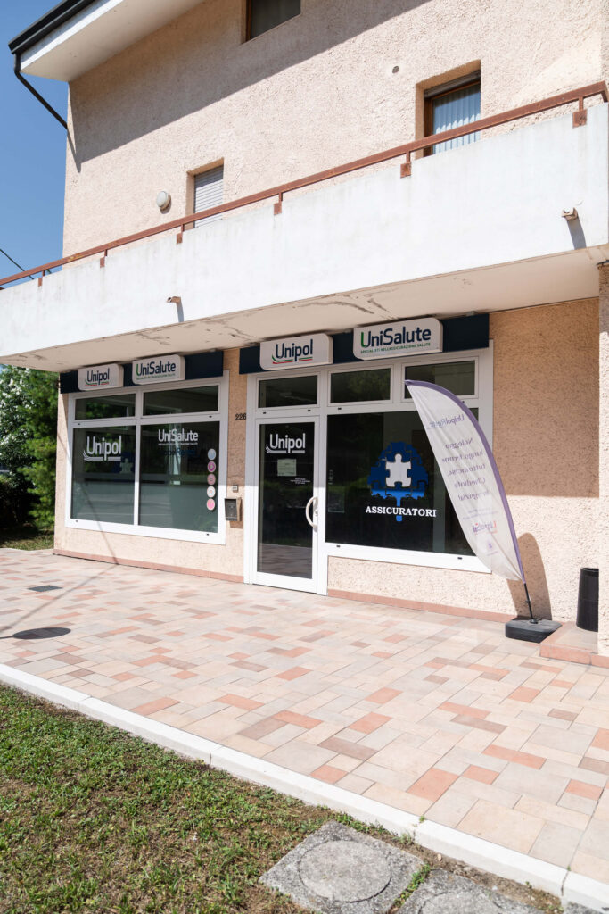 L'esterno della Agenzia assicurativa Unipol di Vicenza