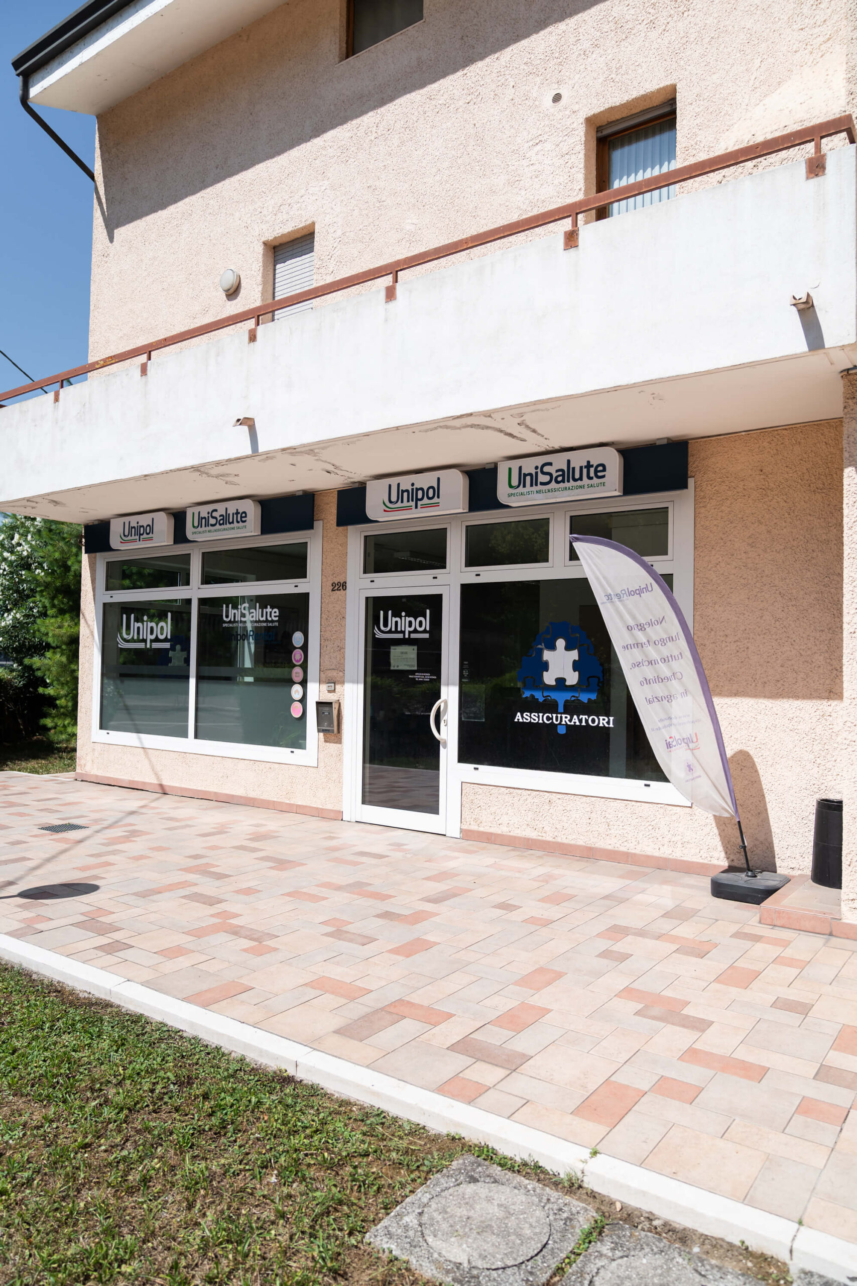 L'esterno della Agenzia assicurativa Unipol di Vicenza