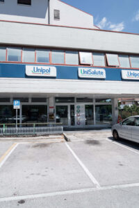 L'esterno dell'agenzia Unipol di Lonigo