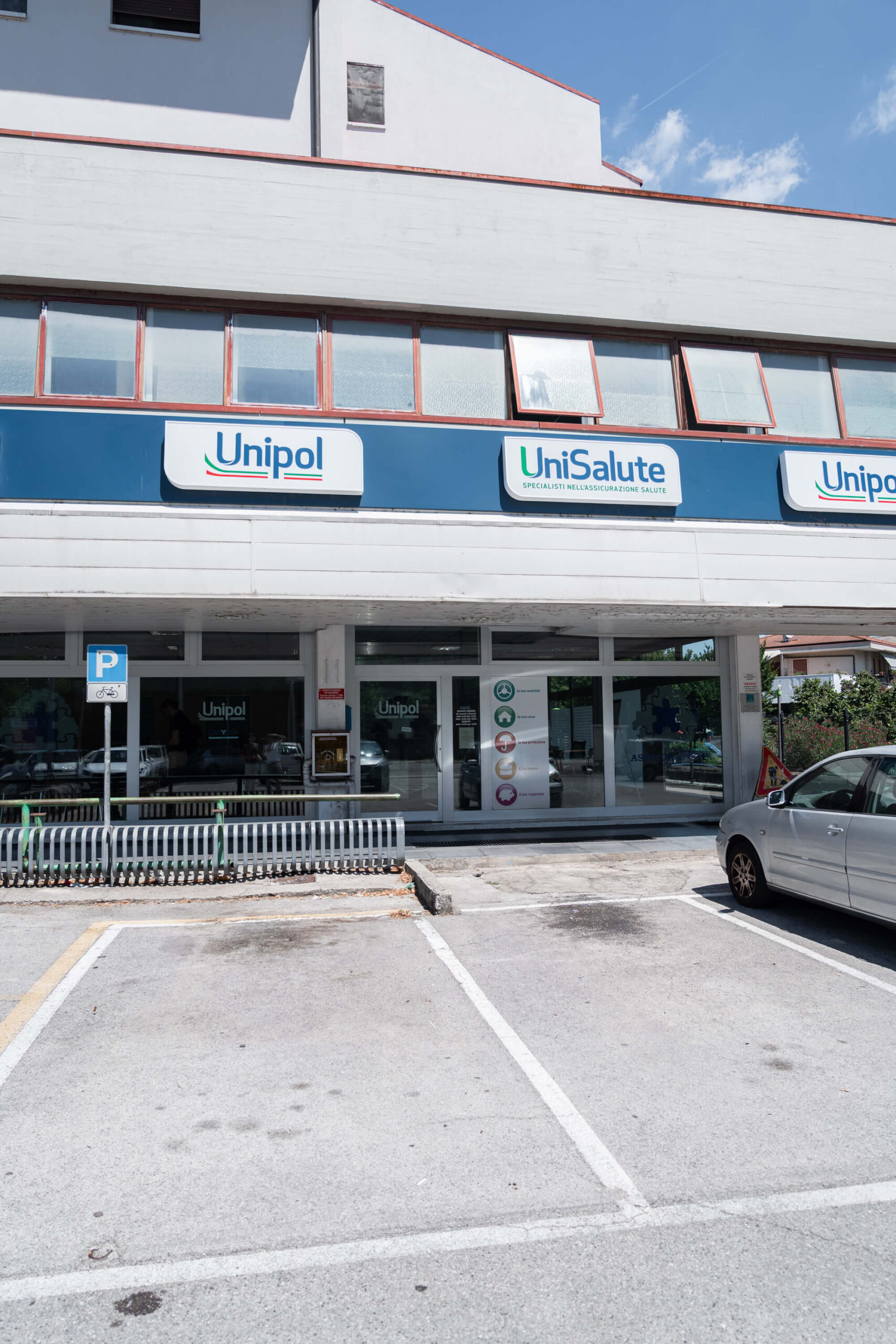 L'esterno dell'agenzia Unipol di Lonigo